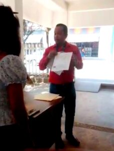 SAN LUIS LEOPOLDO NOYOLA JIMÉNEZ, MOSTRANDO EL OFICIO PARA EL CAMBIO
