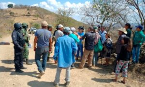 roja gente en el lugar del crimen