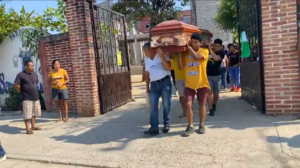 MARQUELIA SALIENDO DE LA IGLESIA