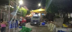 OME Los comerciantes levantando sus puestos (2)