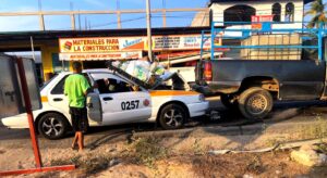 ROJA EL TAXI Y LA CAMIONETA (1)