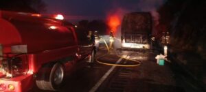 roja autobus incendiado