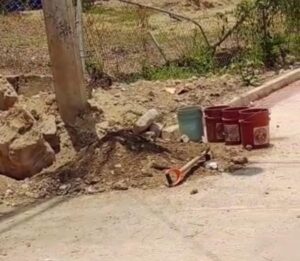OME EXCAVANDO EN EL POSTE(2)