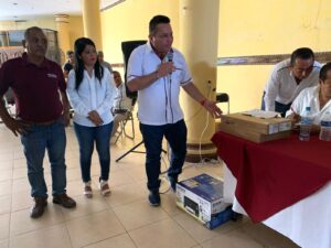 OME Vistor gonzalez entregando los equipos (1)