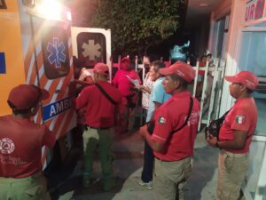 PRINCIPAL LA PACIENTE DENTRO DE LA AMBULANCIA (2)
