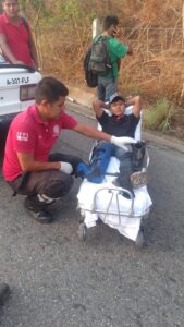 ROJA Nicolas Santiago siendo atendido