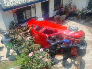 roja auto cae dentro de una casa