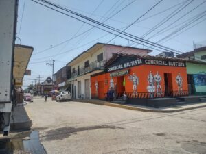 Marquelia.-Vecinos se organizan y pagan a un particular para no seguir sin luz