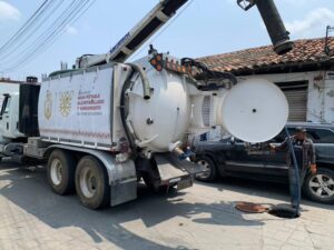 OME El personal de agua potable realizando el desazolve (1)