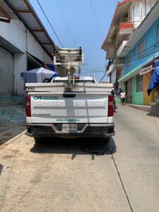 OME El vehículo de CFE atendiendo los reportes