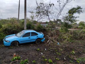 ROJA Auto accidentado y abandonado (2)