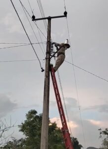 SAN LUIS CFE TRABAJANDO EN LA LÍNEA
