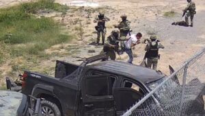 roja militares y un civil
