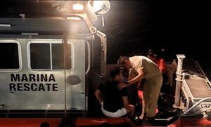 roja rescatan marinos a dos bañistas