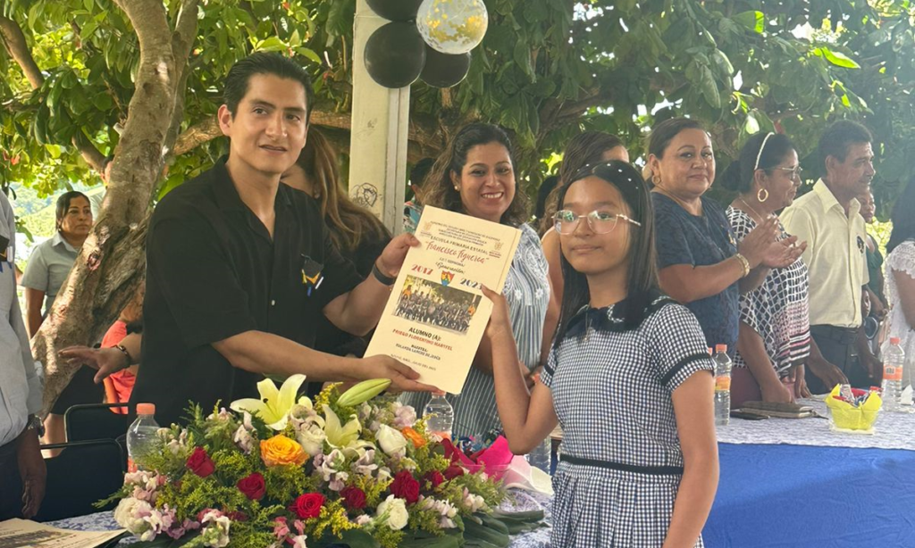 AZOYU EFREN LOPEZ APADRINA ESCUELAS (2)