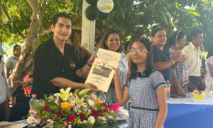 AZOYU EFREN LOPEZ APADRINA ESCUELAS (2)