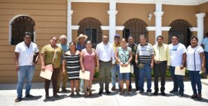 Marquelia Lincer Casiano Clemente con los comisarios