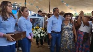 Marquelia Lincer Clemente junto a su esposa y su mamá recibieron a Santiago Apóstol (2)