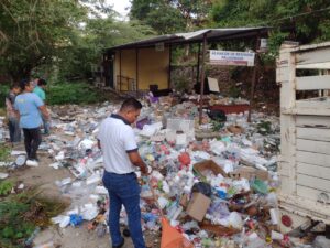 OME Los trabajadores limpiando el basurero