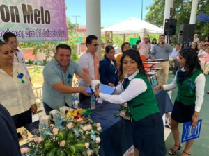 OME Rigoberto Chacón Melo entregando los presentes