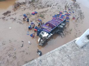 PRINCIPAL CAMIÓN VOLCADO EN EL RIO (1)