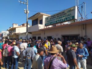 PRINCIPAL LOS MANIFESTANTES EN LAS OFICINAS