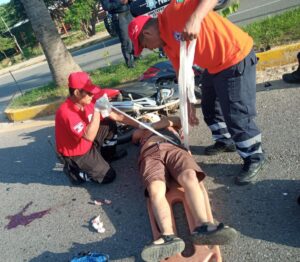 ROJA EL JOVEN SIENDO AUXILIADO (1)