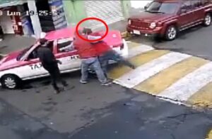 ROJA LO METIERON A UN TAXI