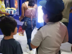 ROJA MAMA ABANDONA A SUS HIJOS