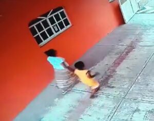 ROJA Mirella Rodríguez llevándose al niño