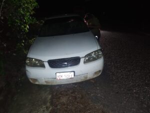 ROJA NISSAN SENTRA ABANDONADO (1)