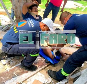 ROJA OSCAR DANIEL VILLA LÓPEZ, RECIBIENDO LOS PRIMEROS AUXILIOS