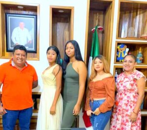 JUCHITÁN EL ALCALDE Y SU ESPOSA ACOMPAÑADOS POR LAS REPRESENTANTES DE LAS FIESTAS PATRIAS 2023