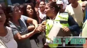 PRINCIPAL JOVEN LLEVANDO POR LA FUERZA A LA SUPERVISORA