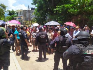 PRINCIPAL POLICÍA ESTATAL DIALOGANDO CON MANIFESTANTES