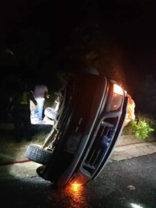 ROJA CAMIONETA VOLCADA (2)