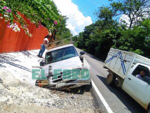 ROJA LA CAMIONETA EN EL SOCAVON