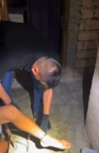 ROJA LOS CHICOS ENCADENADOS
