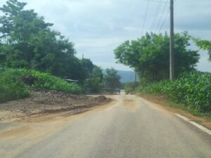 SAN LUIS TIERRA OBSTRUYENDO LA CARRETERA
