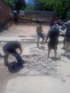 SAN LUIS TRABAJADORES DEMOLIENDO EL TOPE (1)