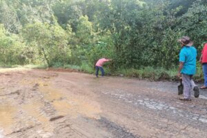 SAN LUIS. VECINOS RETIRANDO EL LODO (2)