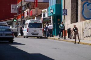 estado gente esperando transporte (1)