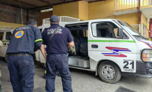 roja policias en el lugar