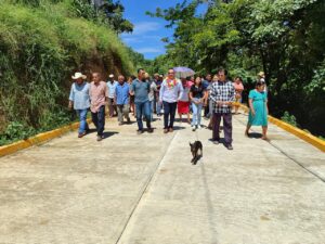 AZOYÚ CHEGUEÑO SUPERVISA OBRA (1)