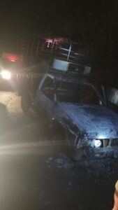 ROJA CAMIONETA EN LA QUE VIAJABAN (2)