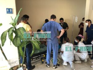 ROJA EL ADULTO MAYOR SIENDO AUXILIADO