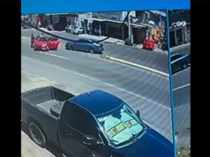 ROJA El auto del comerciante al que le cerraron el paso