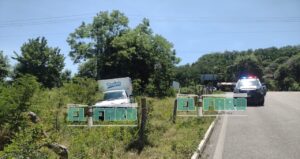 ROJA LA CAMIONETA DENTRO DEL PREDIO