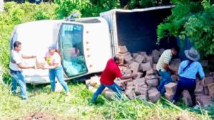 roja la camioneta volcada