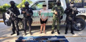 ROJA LA MUJER DETENIDA